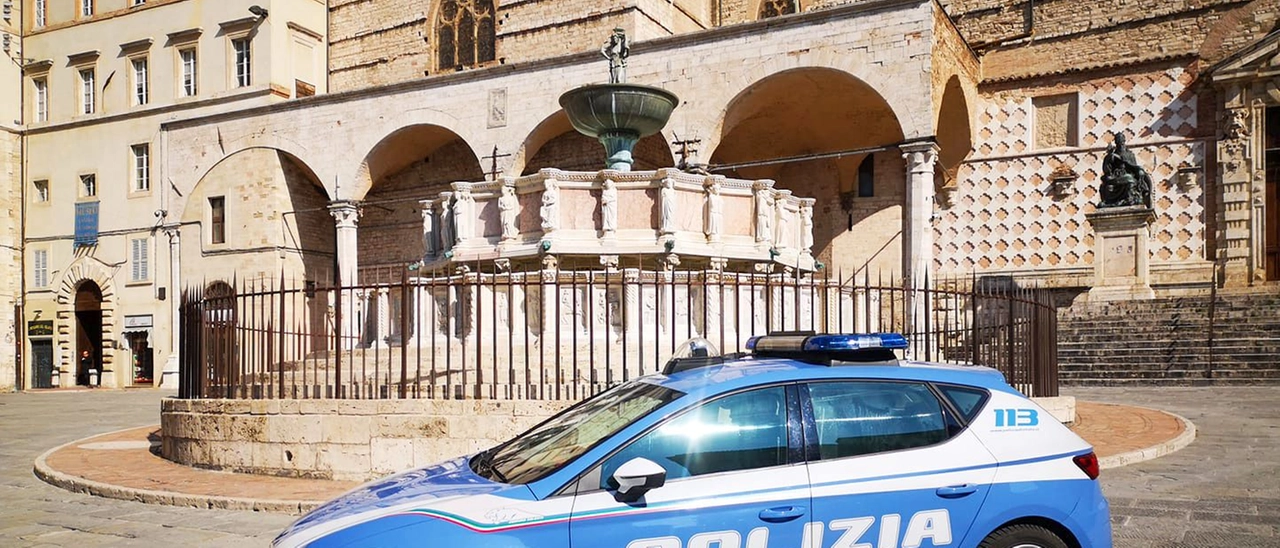 Prima gli spruzza lo spray, poi lo ferisce con una lama: centro violento