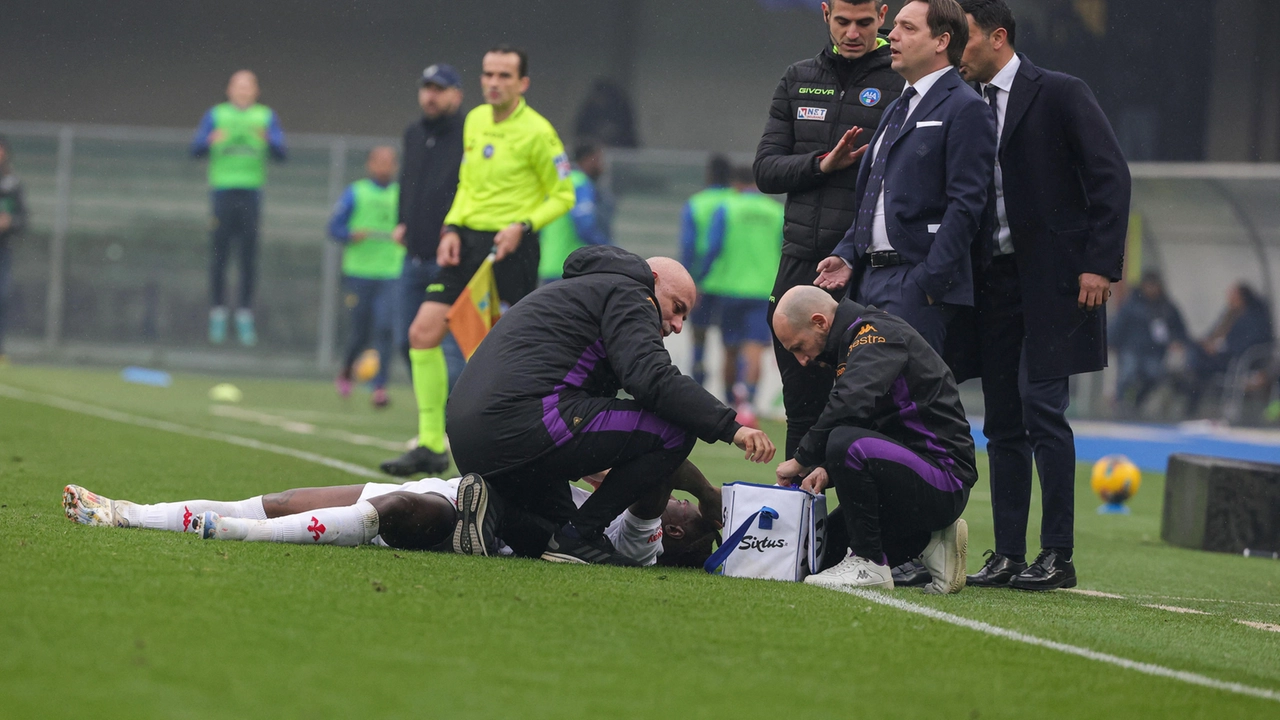 Kean nei momenti successivi allo scontro di gioco, mentre viene soccorso dal personale sanitario della Fiorentina