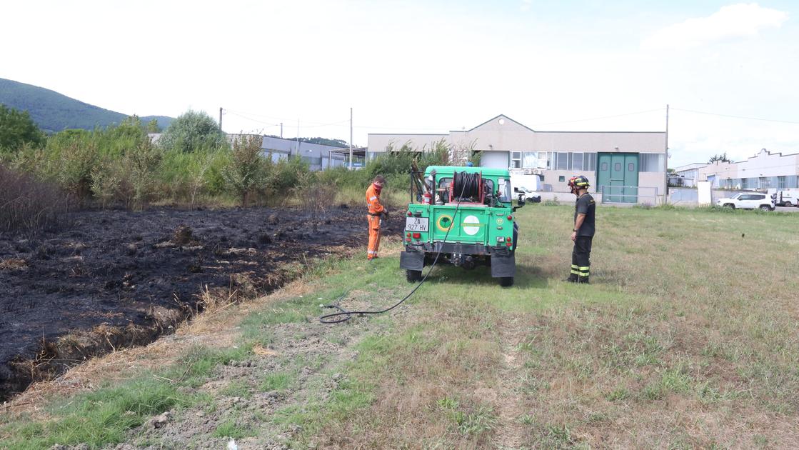incendio sterpaglie residenti danno l8217allarme