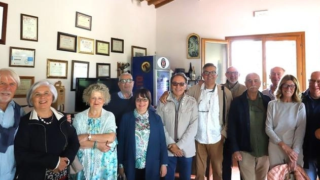 Ex studenti del Liceo Marconi di San Miniato si ritrovano dopo 50 anni a Empoli per una giornata di ricordi e emozioni, ricordando i compagni scomparsi e rivivendo i momenti della gioventù. Ex studenti del Liceo Marconi di San Miniato si ritrovano dopo 50 anni a Empoli per una giornata di ricordi e emozioni, ricordando i compagni scomparsi e rivivendo i momenti della gioventù.