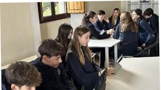 Questa la redazione, al gran completo, della classe terza A della scuola media Eis Versilia - Capezzano Pianore. Ecco gli... Questa la redazione, al gran completo, della classe terza A della scuola media Eis Versilia - Capezzano Pianore. Ecco gli...