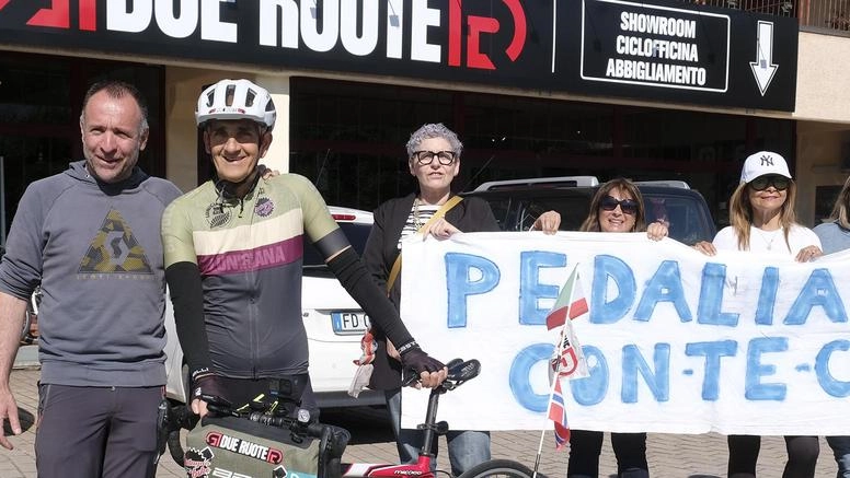 Lucio Folegnani è partito in bici ieri mattina insieme alla figlia Elena che lo seguirà alla guida di un camper Lucio Folegnani è partito in bici ieri mattina insieme alla figlia Elena che lo seguirà alla guida di un camper
