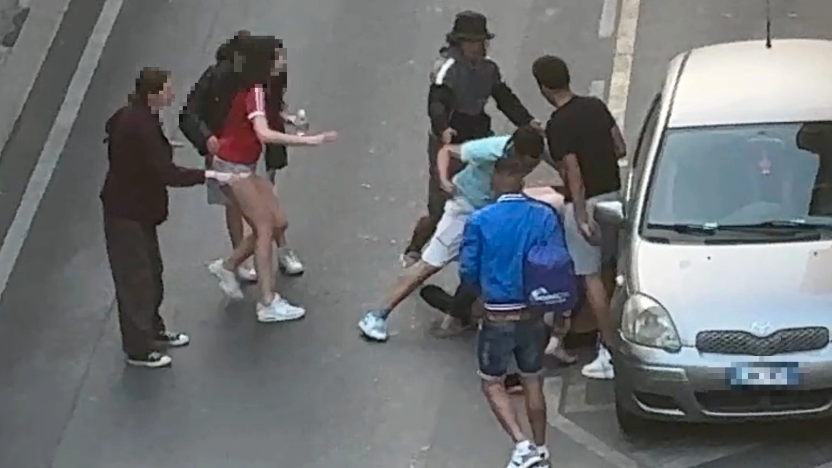 Un momento della rissa andata in scena all’alba di sabato scorso Un momento della rissa andata in scena all’alba di sabato scorso