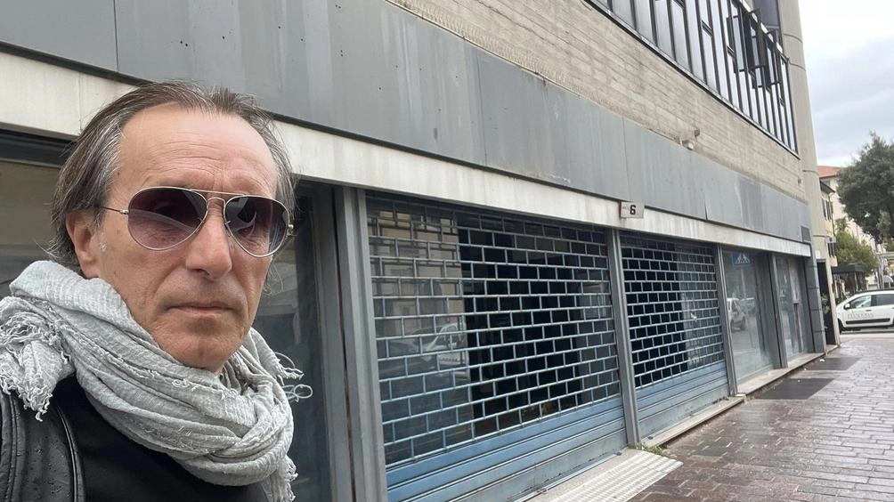 Serrande abbassate agli ingressi dei vasti locali che ospitavano uno dei negozi Serrande abbassate agli ingressi dei vasti locali che ospitavano uno dei negozi