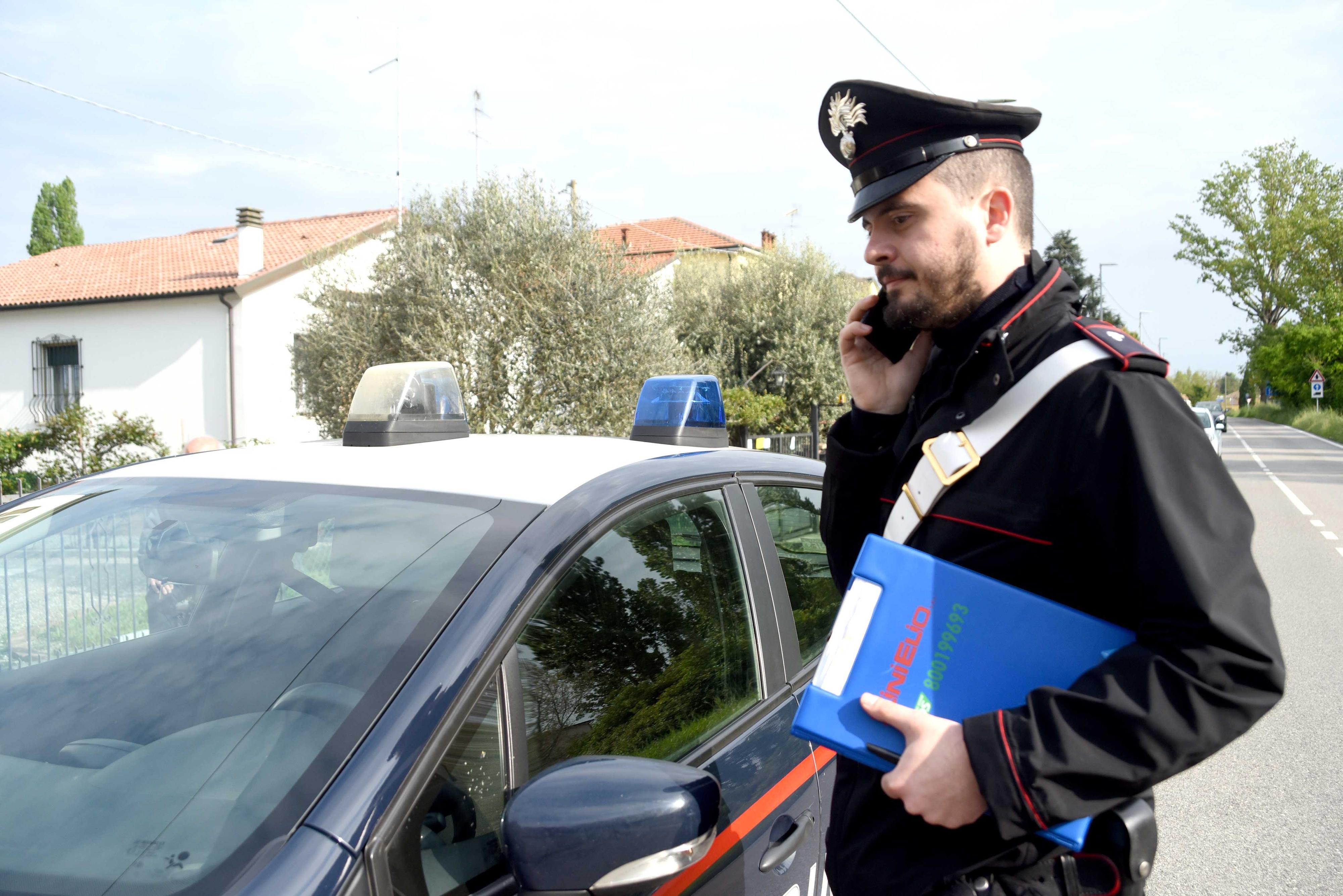Raid nelle case: stanze messe a soqquadro. Furti e devastazione, choc delle famiglie, i ladri hanno spaccato oggetti e mobili Raid nelle case: stanze messe a soqquadro. Furti e devastazione, choc delle famiglie, i ladri hanno spaccato oggetti e mobili