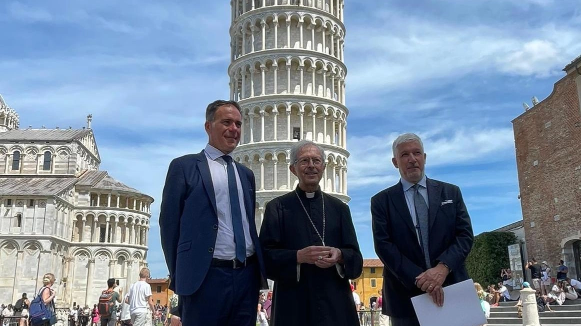 L’arcivescovo di Pisa Giovanni Paolo Benotto tra il sindaco Michele Conti e il presidente dell’Opa Andrea Maestrelli L’arcivescovo di Pisa Giovanni Paolo Benotto tra il sindaco Michele Conti e il presidente dell’Opa Andrea Maestrelli