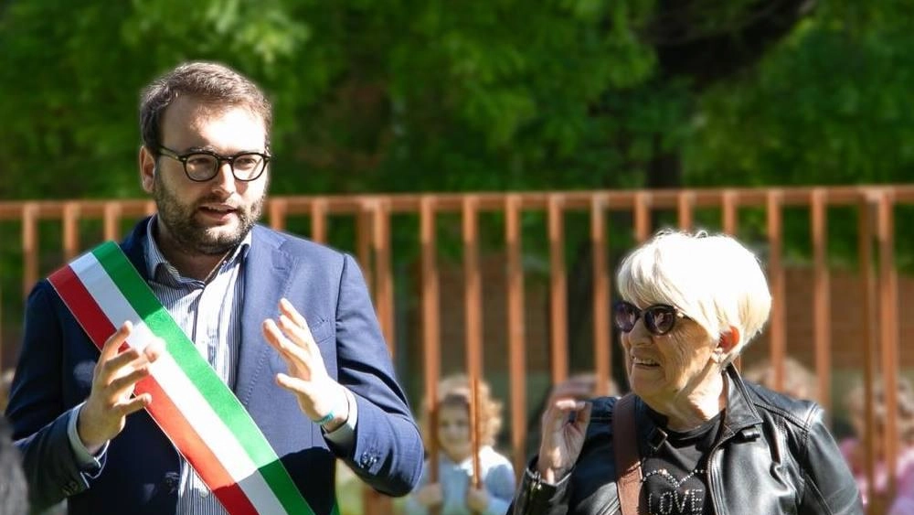 Il sindaco Alessio Mantellassi all’inaugurazione della nuova area giochi con l’assessora Maria Grazia Pasqualetti