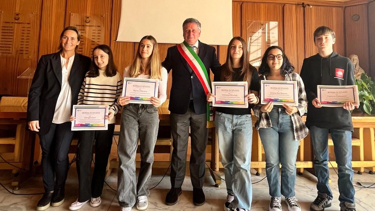 I premiati nella sala del consiglio del municipio di Lerici I premiati nella sala del consiglio del municipio di Lerici