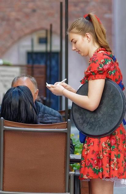 https://www.lanazione.it/image-service/view/acePublic/alias/contentid/YmFiMmU2OGUtYTQ0MS00/0/turismo-e-lavoro-povero-contratti-in-grigio-e-condizioni-inique-cento-vertenze-allanno.jpeg?f=1.90:1&h=630