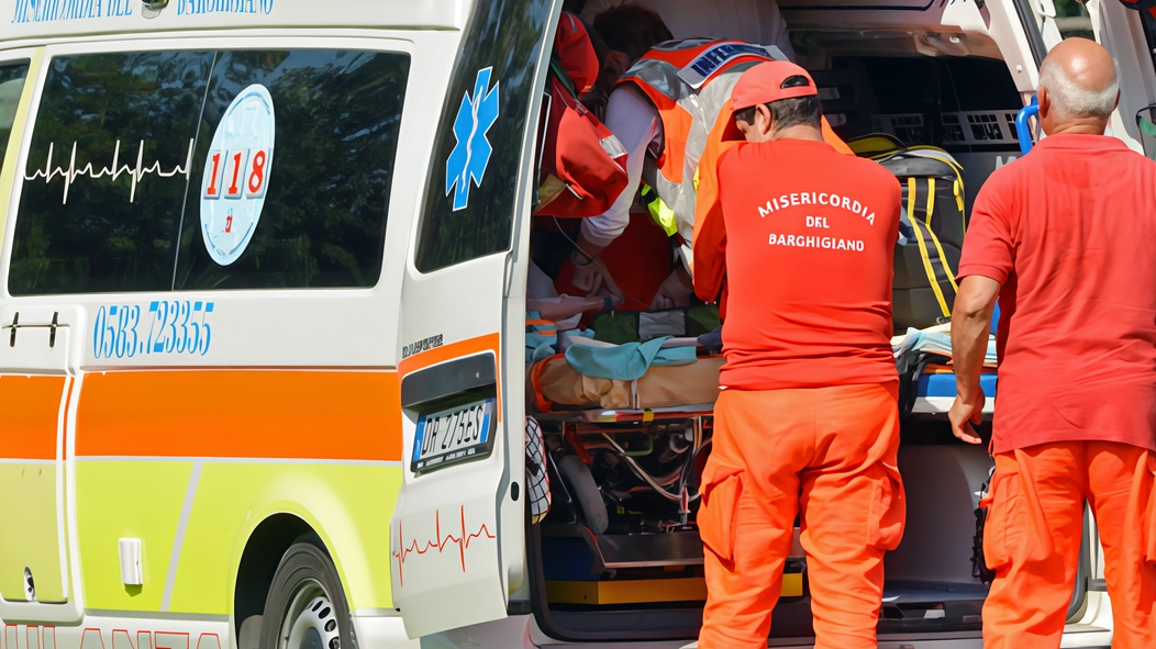 Nell’abitazione è intervenuta l’ambulanza India, con infermiere a bordo, giunta dalla Misericordia del Barghigiano, che ha trasportato l’uomo, all’ospedale San Luca di Lucca in codice rosso per dinamica