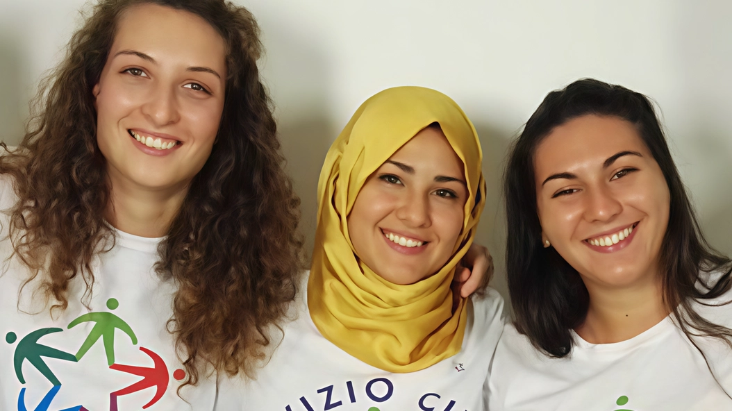 Tre ragazze impegnate nel servizio civile universale Tre ragazze impegnate nel servizio civile universale