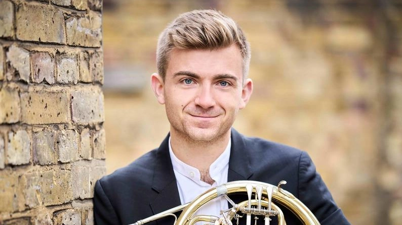 Martedì il concerto diretto da Jonathan Webb. Sul palco con l’orchestra il tenore Mark Milhofer e Bon Goldscheider come solista al corno. Martedì il concerto diretto da Jonathan Webb. Sul palco con l’orchestra il tenore Mark Milhofer e Bon Goldscheider come solista al corno.
