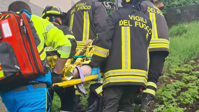 A supportare il lavoro dei sanitari del 118, particolarmente difficile perché compiuto in una strettissima via di paese, è intervenuta anche una squadra dei vigili del fuoco del Comando provinciale di Lucca A supportare il lavoro dei sanitari del 118, particolarmente difficile perché compiuto in una strettissima via di paese, è intervenuta anche una squadra dei vigili del fuoco del Comando provinciale di Lucca