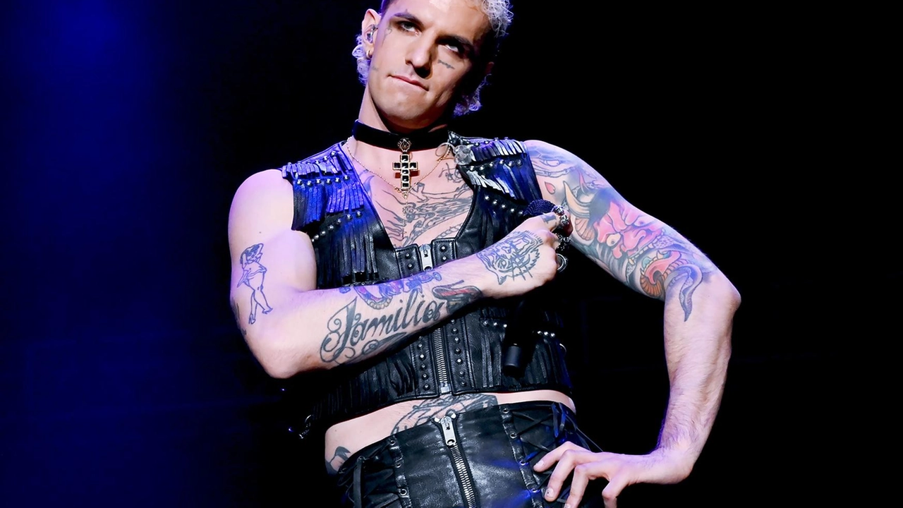 Achille Lauro, durante uno dei suoi concerti. Oggi il fimacopie al Caffé letterario Le Murate, dalle 17 Achille Lauro, durante uno dei suoi concerti. Oggi il fimacopie al Caffé letterario Le Murate, dalle 17