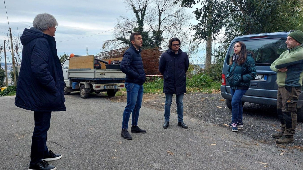 L’assessore a lavori pubblici Matteo Marcucci, insieme all’ufficio tecnico comunale e al responsabile della ditta esecutrice dei lavori, ha incontrato una delegazione dei residenti di via Bel Colle, il tratto. interessato dal cantiere L’assessore a lavori pubblici Matteo Marcucci, insieme all’ufficio tecnico comunale e al responsabile della ditta esecutrice dei lavori, ha incontrato una delegazione dei residenti di via Bel Colle, il tratto. interessato dal cantiere