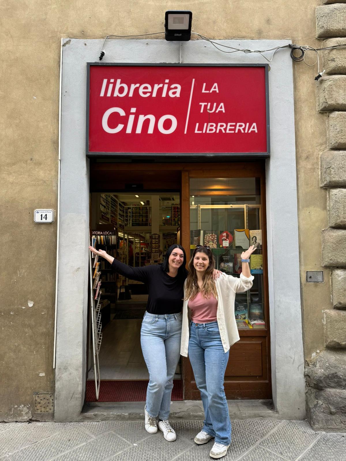 Furto alla Libreria Cino, il rammarico delle titolari: “Confidiamo nell’onestà, riportate il libro” Furto alla Libreria Cino, il rammarico delle titolari: “Confidiamo nell’onestà, riportate il libro”