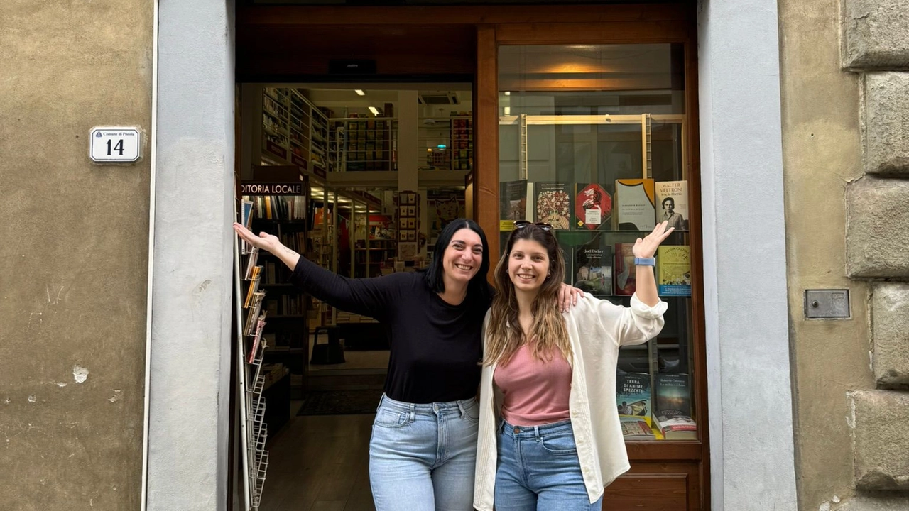 Barbara e Beatrice Tomasi di fronte alla loro libreria Barbara e Beatrice Tomasi di fronte alla loro libreria