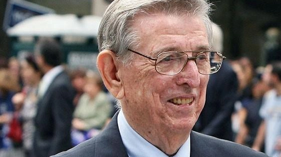 Sommario: Lutto a Pontremoli per la scomparsa di Lou Carnesecca, leggendario coach di basket, simbolo del St. John's a New York. Un uomo amato per le sue qualità umane e sportive, che ha lasciato un segno indelebile nella storia del basket universitario. Sommario: Lutto a Pontremoli per la scomparsa di Lou Carnesecca, leggendario coach di basket, simbolo del St. John's a New York. Un uomo amato per le sue qualità umane e sportive, che ha lasciato un segno indelebile nella storia del basket universitario.