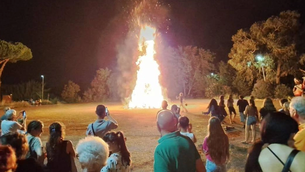 È stata una notte di vera festa, con le ‘mi nonne‘ che volavano verso il cielo, e tante famiglie e bambini che hanno assistito affascinati allo spettacolo. È stata una notte di vera festa, con le ‘mi nonne‘ che volavano verso il cielo, e tante famiglie e bambini che hanno assistito affascinati allo spettacolo.