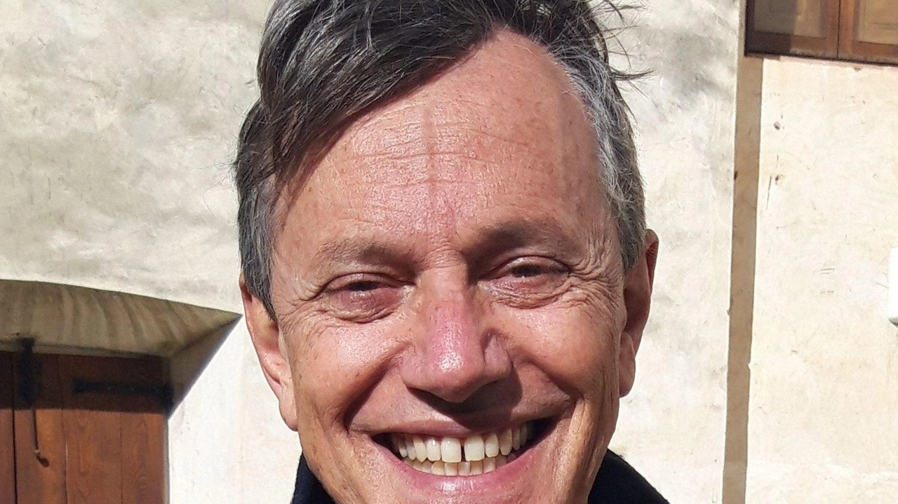 Il dirigente Giovanni Fiorillo subentra a Germano Cipolletta al "Don Lazzeri-Stagi" di Pietrasanta dopo 4 anni. Cipolletta si trasferisce all'istituto comprensivo Camaiore 1 con un commosso saluto alla comunità. Il dirigente Giovanni Fiorillo subentra a Germano Cipolletta al "Don Lazzeri-Stagi" di Pietrasanta dopo 4 anni. Cipolletta si trasferisce all'istituto comprensivo Camaiore 1 con un commosso saluto alla comunità.