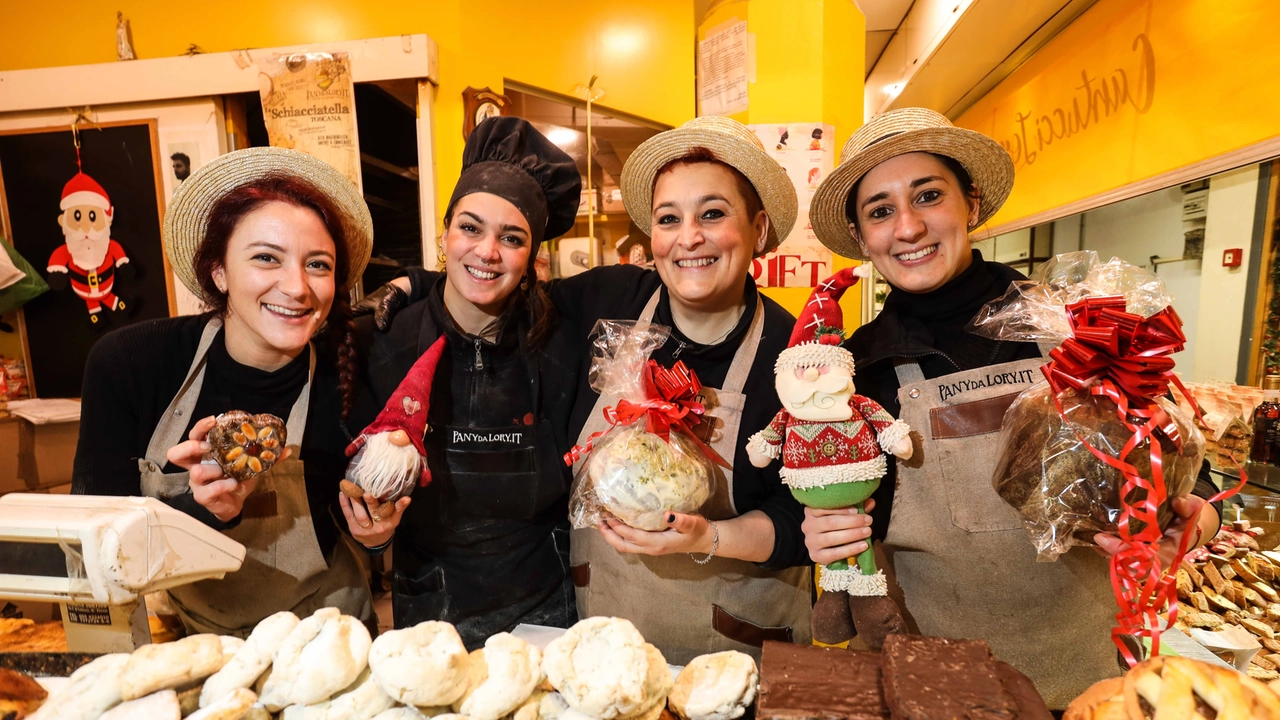 In piazza San Croce è tornato da ieri pomeriggio il tradizionale mercatino natalizio con oltre 50 stand che propongono prodotti e cibo in pieno spirito natalizio In piazza San Croce è tornato da ieri pomeriggio il tradizionale mercatino natalizio con oltre 50 stand che propongono prodotti e cibo in pieno spirito natalizio