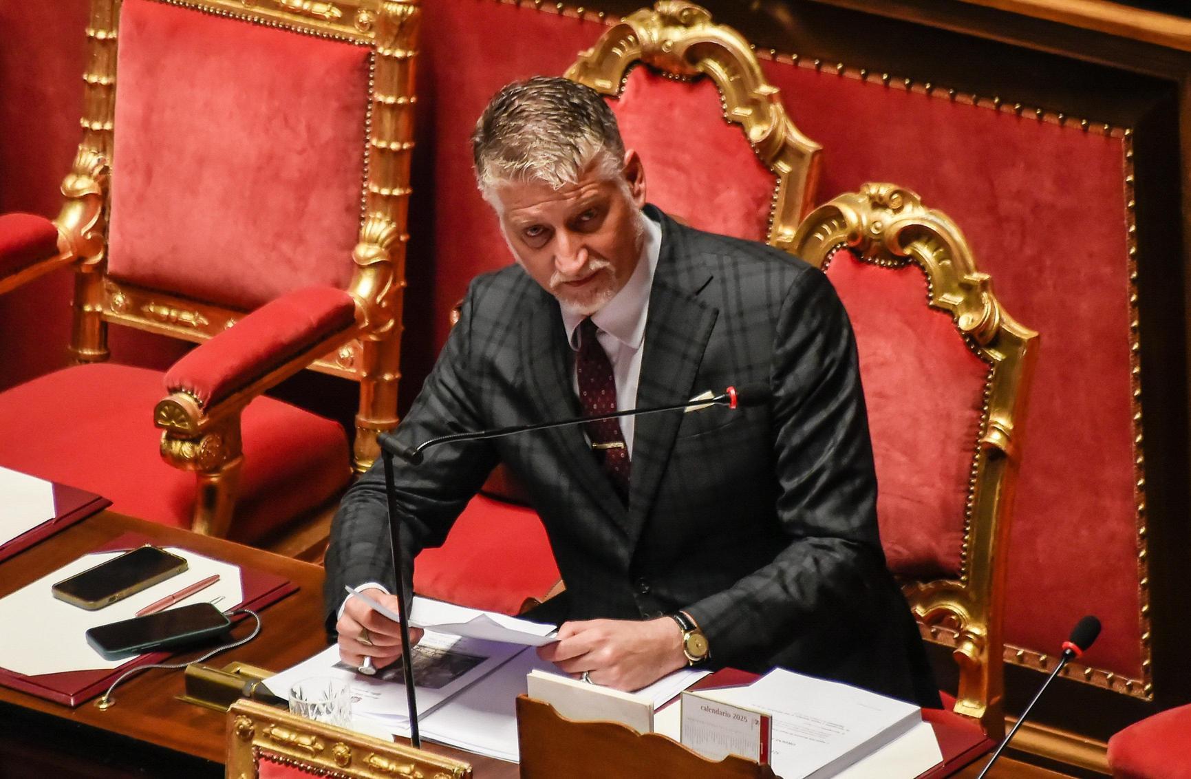 Caos Pergola in Senato. Giuli: "Scelte sbagliate. Danni alla reputazione". Nuovo scontro con il Pd Caos Pergola in Senato. Giuli: "Scelte sbagliate. Danni alla reputazione". Nuovo scontro con il Pd