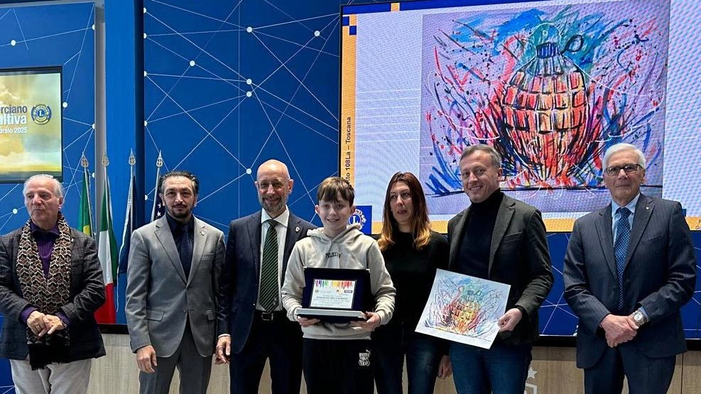 Tommaso Begliomini con la. targa ricevuta durante la cerimonia che si è svolta al Centro di Coverciano Tommaso Begliomini con la. targa ricevuta durante la cerimonia che si è svolta al Centro di Coverciano