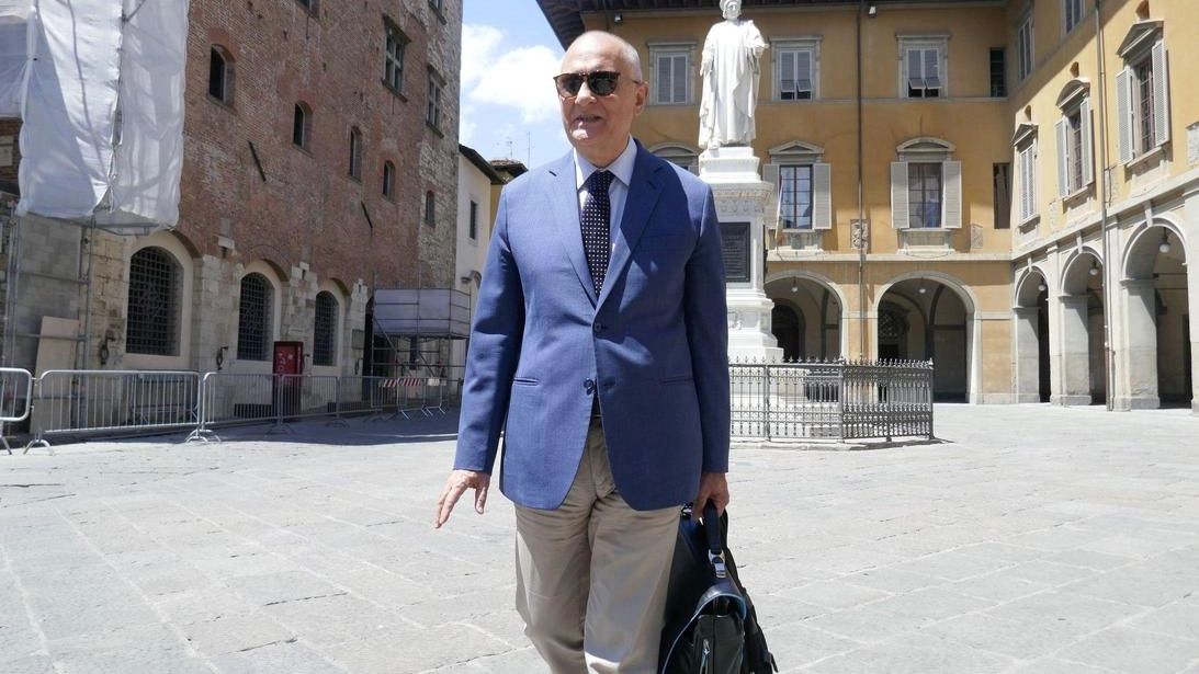 Il commissario Sammartino in piazza del Comune Il commissario Sammartino in piazza del Comune