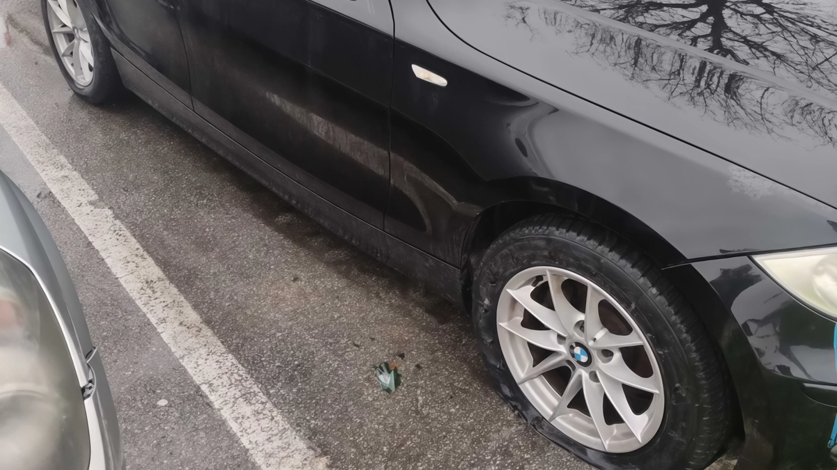 Tra le auto lasciate in sosta a tempo in determinato nell’area a rotazione c’è anche una Bmw che ha la ruota anteriore sinistra a terra Tra le auto lasciate in sosta a tempo in determinato nell’area a rotazione c’è anche una Bmw che ha la ruota anteriore sinistra a terra