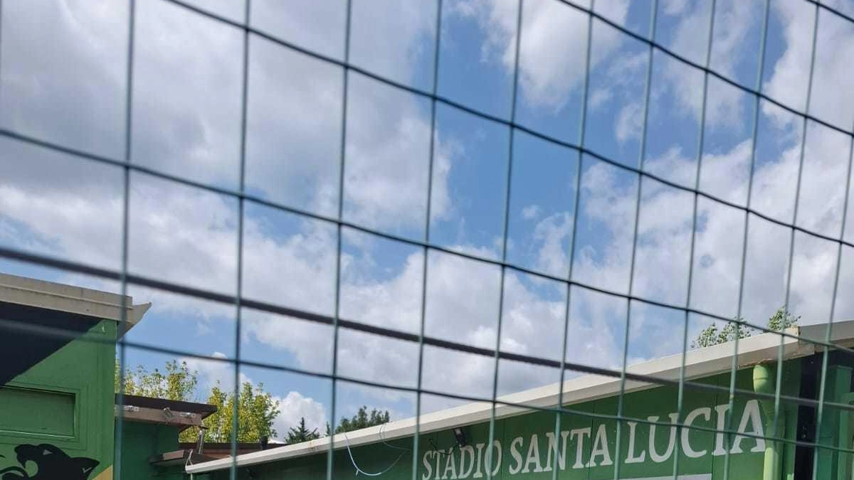 Un’immagine dello stadio Santa Lucia di San Gimignano che fa davvero male con i cancelli chiusi e l’attività azzerata. Niente Prima categoria ma c’è la speranza di. far ripartire almeno lo sport dei più giovani Un’immagine dello stadio Santa Lucia di San Gimignano che fa davvero male con i cancelli chiusi e l’attività azzerata. Niente Prima categoria ma c’è la speranza di. far ripartire almeno lo sport dei più giovani