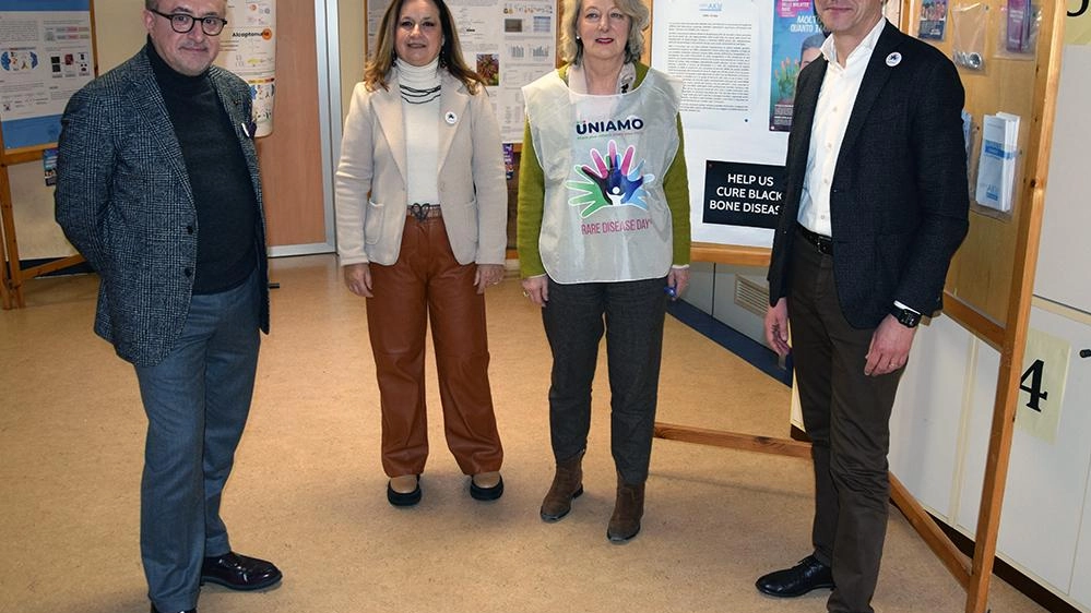 Il dg Antonio Barretta con il professor Bruno Frediani, la professoressa Annalisa Santucci e Sylvia Sestini dell’Associazione malati di Alcaptonuria Il dg Antonio Barretta con il professor Bruno Frediani, la professoressa Annalisa Santucci e Sylvia Sestini dell’Associazione malati di Alcaptonuria