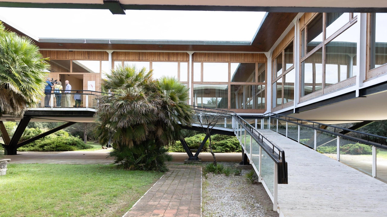 L’esterno della Villa del Gombo nel Parco di San Rossore costruita alla fine degli anni ’50 e recentemente restaurata (foto di Enrico Mattia del Punta/Valtriani) L’esterno della Villa del Gombo nel Parco di San Rossore costruita alla fine degli anni ’50 e recentemente restaurata (foto di Enrico Mattia del Punta/Valtriani)