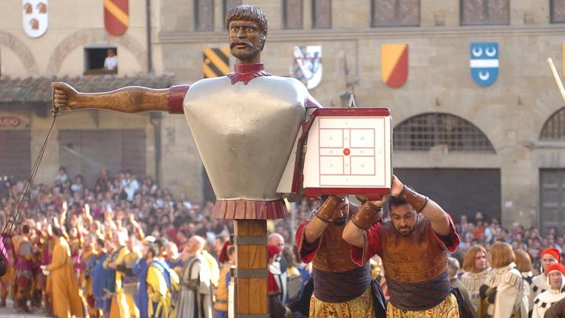 L’istituzione conferma la svista segnalata da La Nazione. "I rettori hanno scelto di lasciarla fino a settembre". Bertini: "Da 25 anni i giostratori si allenano sul bersaglio con il l 4 verticale più stretto: scelta di buon senso". .