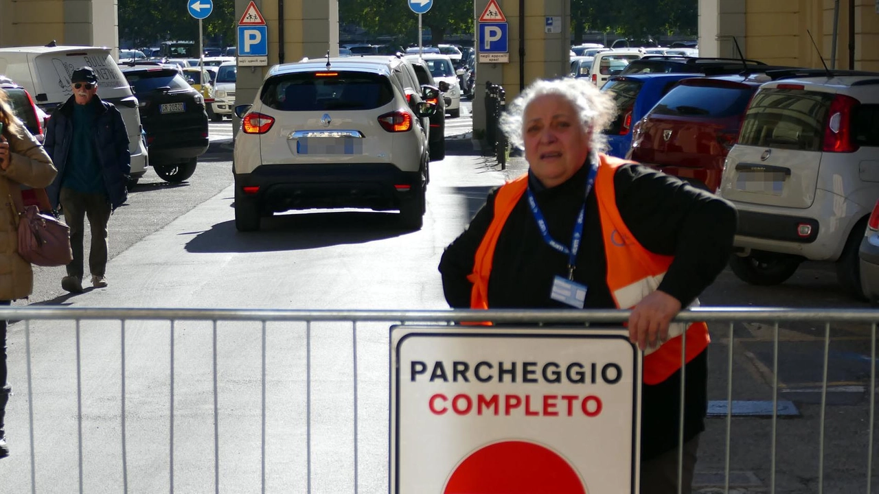 Crolla in Guido Monaco: allarme dagli artigiani. Code e attese per la sosta. I troni da selfie, la luna accesa, i pranzi in baita. I doppi fronti dei locali. Crolla in Guido Monaco: allarme dagli artigiani. Code e attese per la sosta. I troni da selfie, la luna accesa, i pranzi in baita. I doppi fronti dei locali.