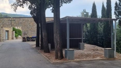Il chiosco per la vendita dei fiori davanti al cimitero è chiuso dal 2023. Per presentare domanda c’è tempo fino al 27 ottobre Il chiosco per la vendita dei fiori davanti al cimitero è chiuso dal 2023. Per presentare domanda c’è tempo fino al 27 ottobre