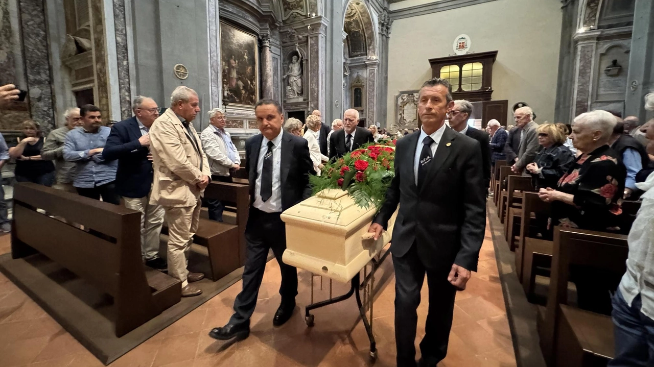 Il feretro dell’ex sindaco di Pescia di Roberto Fambrini nella Cattedrale dove si è svolta la cerimonia funebre (Goiorani) Il feretro dell’ex sindaco di Pescia di Roberto Fambrini nella Cattedrale dove si è svolta la cerimonia funebre (Goiorani)