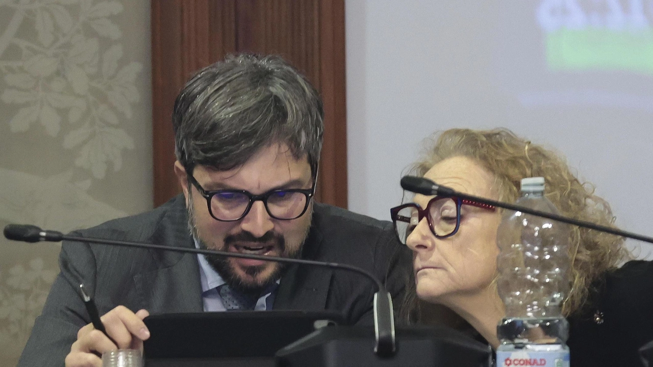 L’assessore all’urbanistica Michele Capitani e il sindaco Nicoletta Fabio durante la seduta del consiglio comunale di ieri dove sono state approvate le controdeduzioni alle osservazioni alla variante semplificata L’assessore all’urbanistica Michele Capitani e il sindaco Nicoletta Fabio durante la seduta del consiglio comunale di ieri dove sono state approvate le controdeduzioni alle osservazioni alla variante semplificata
