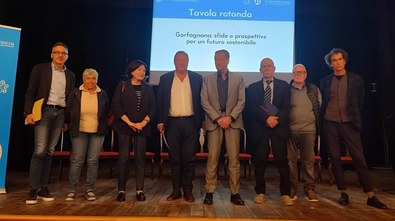 Un immagine del convegno che si è tenuto al Teatro Alfieri di Castelnuovo Un immagine del convegno che si è tenuto al Teatro Alfieri di Castelnuovo