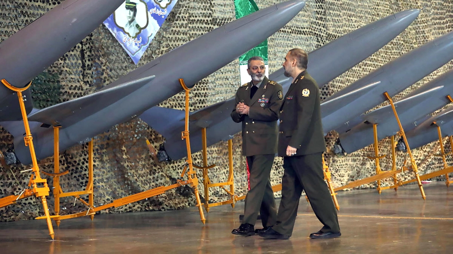 Il comandante in capo dell'Esercito iraniano, Abdolrahim Mousavi (a sinistra)