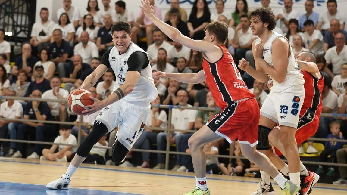 Simone Angelucci contro Oleggio ha segnato 21 punti in gara-1 e 18 in gara-2 Simone Angelucci contro Oleggio ha segnato 21 punti in gara-1 e 18 in gara-2