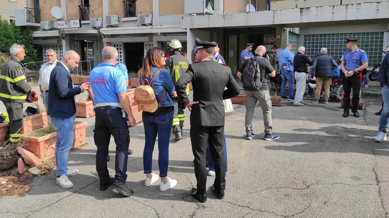 Sul posto sono intervenuti vigili del fuoco, carabinieri e polizia municipale Sul posto sono intervenuti vigili del fuoco, carabinieri e polizia municipale