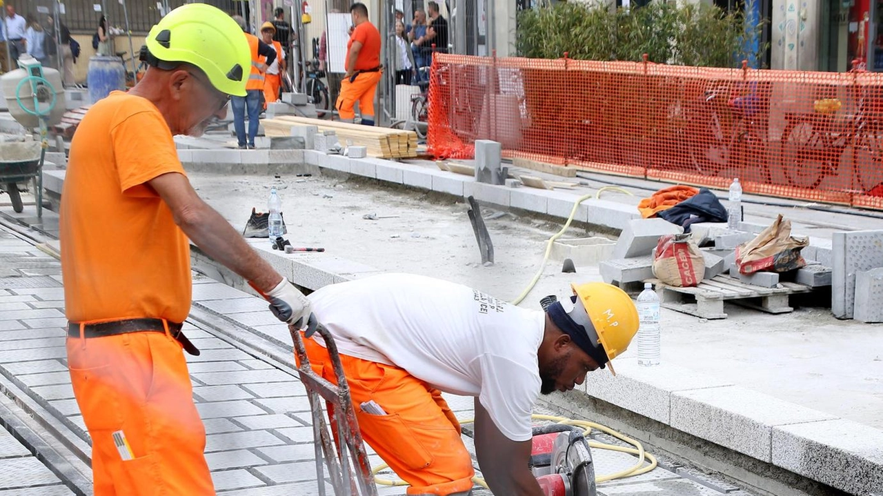 Operai al lavoro su un cantiere della tramvia Operai al lavoro su un cantiere della tramvia