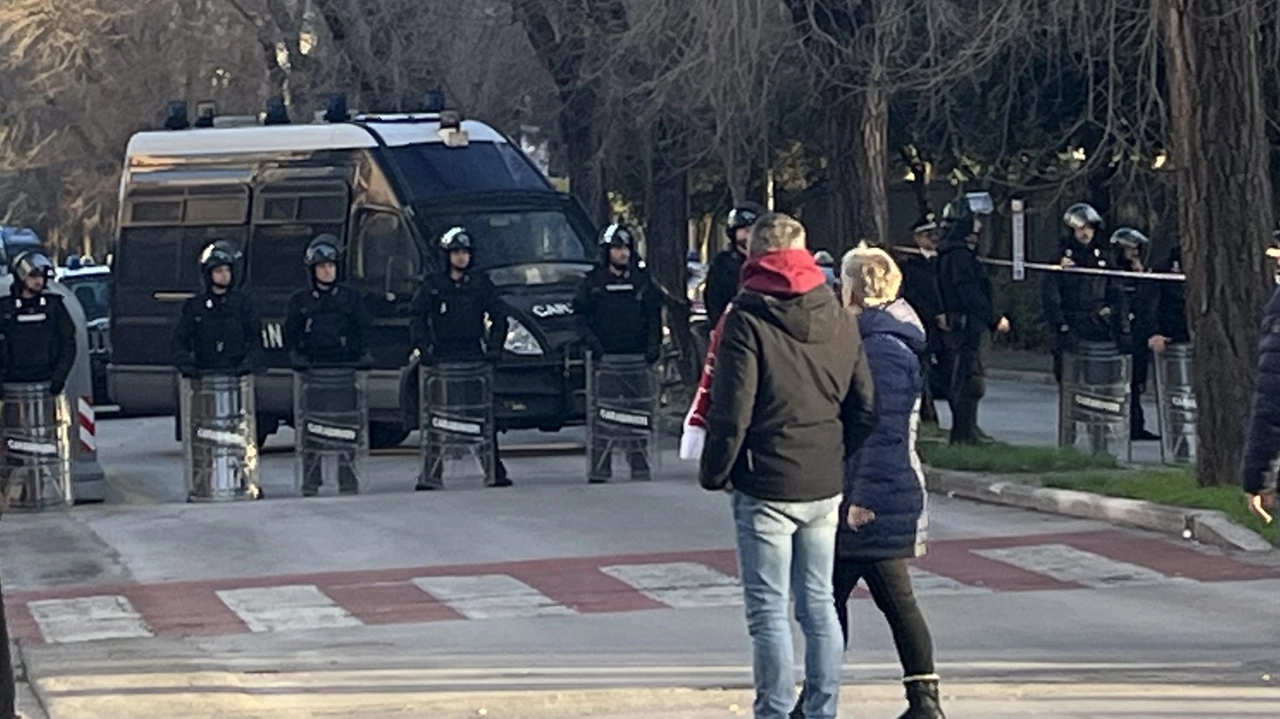 Carabinieri schierati fuori dallo stadio di Grosseto prima della sfida tra Grosseto e Livorno, big match di Serie D (Foto Aprili) Carabinieri schierati fuori dallo stadio di Grosseto prima della sfida tra Grosseto e Livorno, big match di Serie D (Foto Aprili)