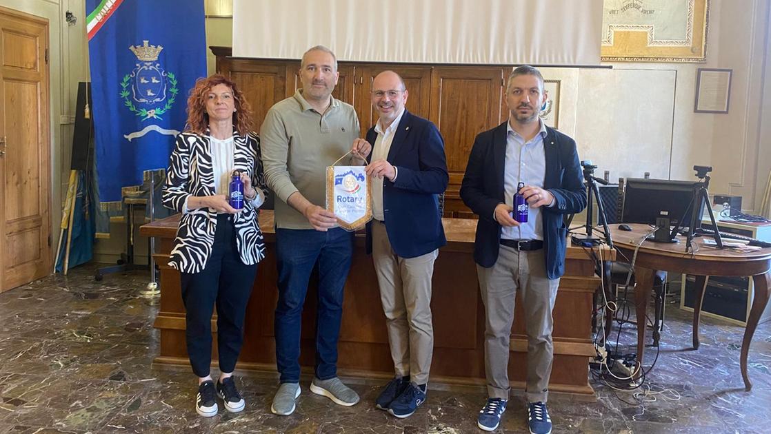 progetto plastic free in dono alla scuola elementare di calci borracce in alluminio