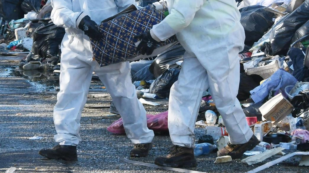 Il campo nomadi di Lavello è in stato di degrado con amianto e rifiuti pericolosi, minacciando la sicurezza ambientale e la salute pubblica.