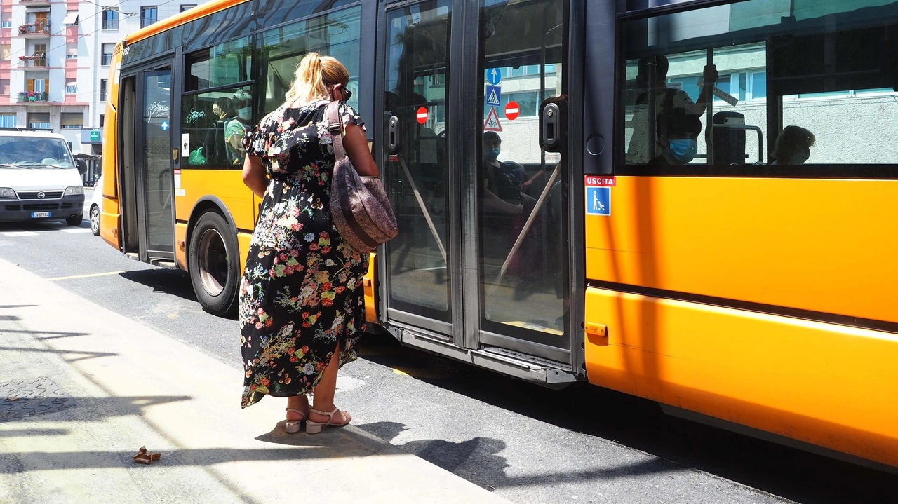 Tanti pendolari sono rimasti in attesa degli. autobus durante le quattro ore di sciopero indette nella mattinata