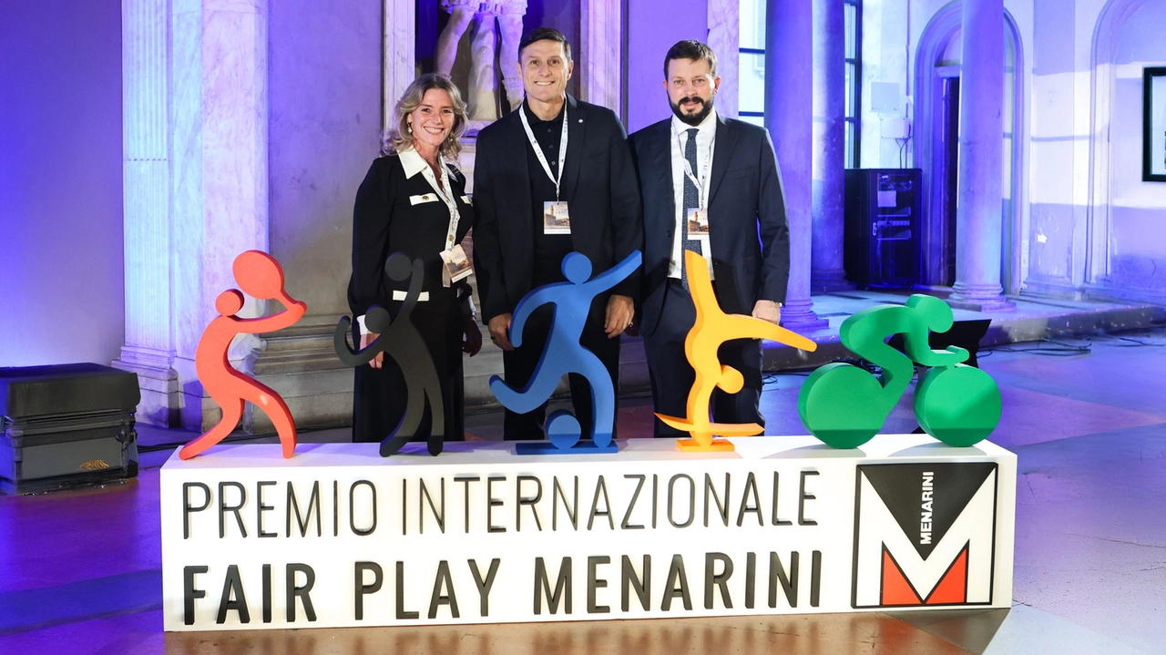 Valeria Speroni Cardi e Filippo Paganelli (membri del Board della Fondazione Fair Play Menarini) con Javier Zanetti, Ambasciatore del Fair Play Menarini Valeria Speroni Cardi e Filippo Paganelli (membri del Board della Fondazione Fair Play Menarini) con Javier Zanetti, Ambasciatore del Fair Play Menarini