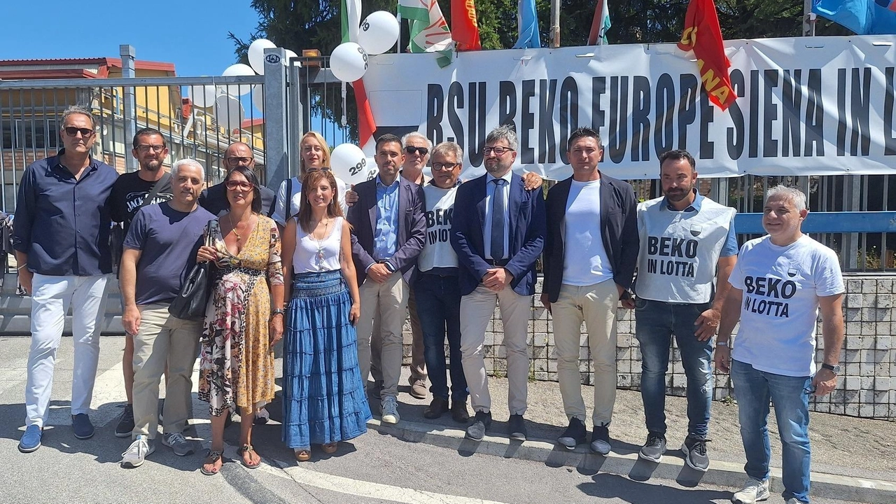 I sindacati con il parlamentare Francesco Michelotti e il vicesindaco Michele Capitani