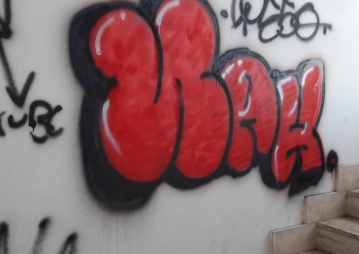 muro appena imbiancato preso di mira dai vandali