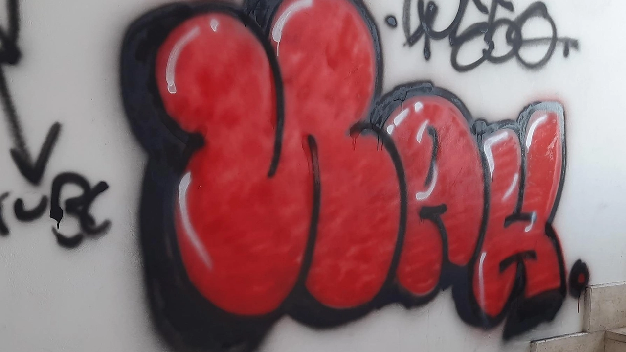 Le scritte e i disegni lasciati da una mano ancora ignota sul muro della scalinata che porta in Corso Umberto Le scritte e i disegni lasciati da una mano ancora ignota sul muro della scalinata che porta in Corso Umberto